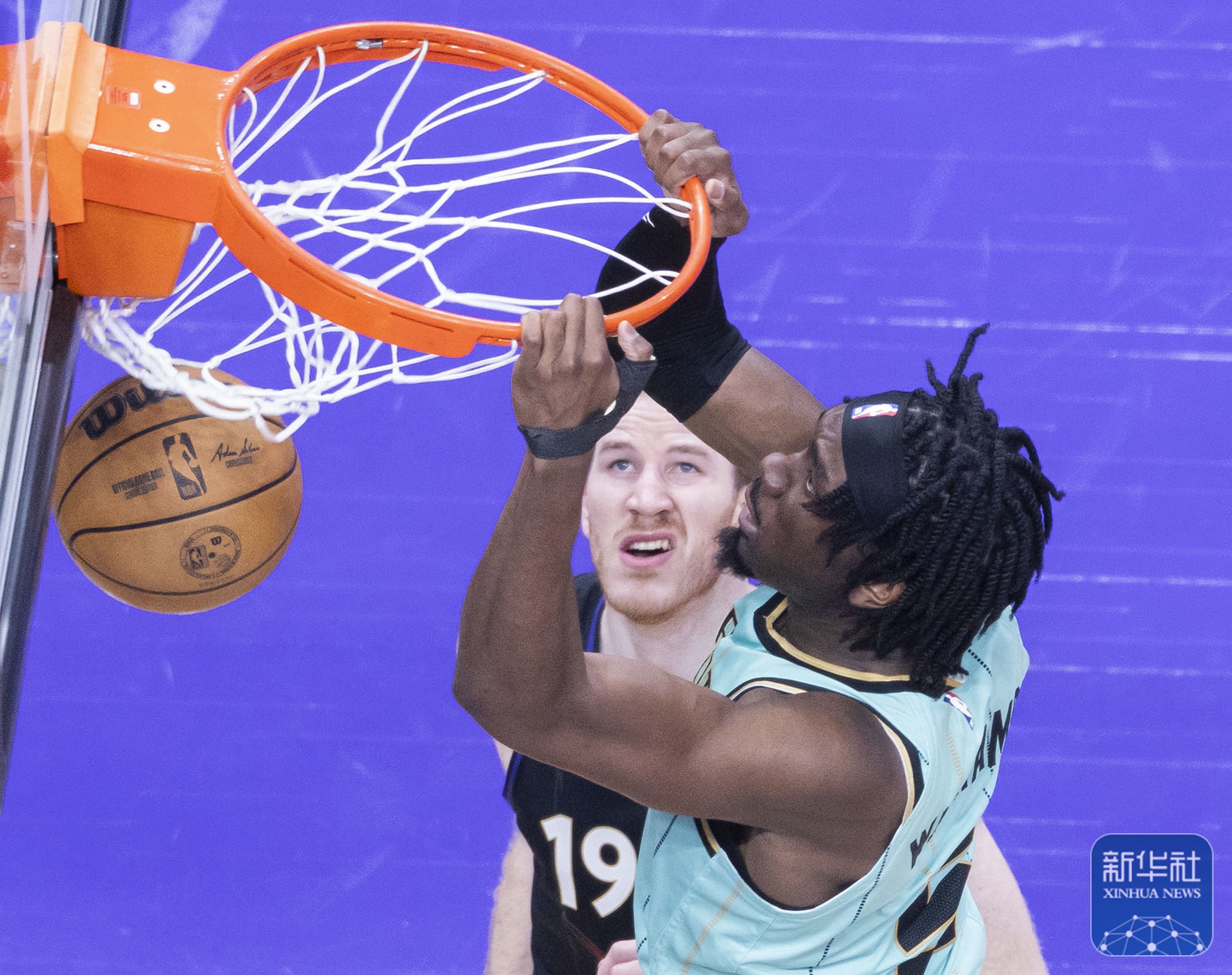 包含猛龙后卫连续比赛高效表现,成为球队得分王的词条 包含猛龙后卫连续比赛高效表现,成为球队得分王的词条