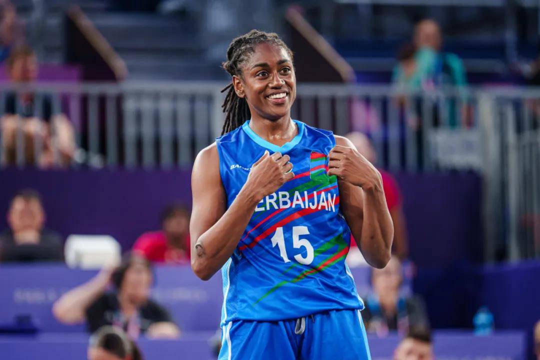 女子篮球队员在比赛中展现出色表现