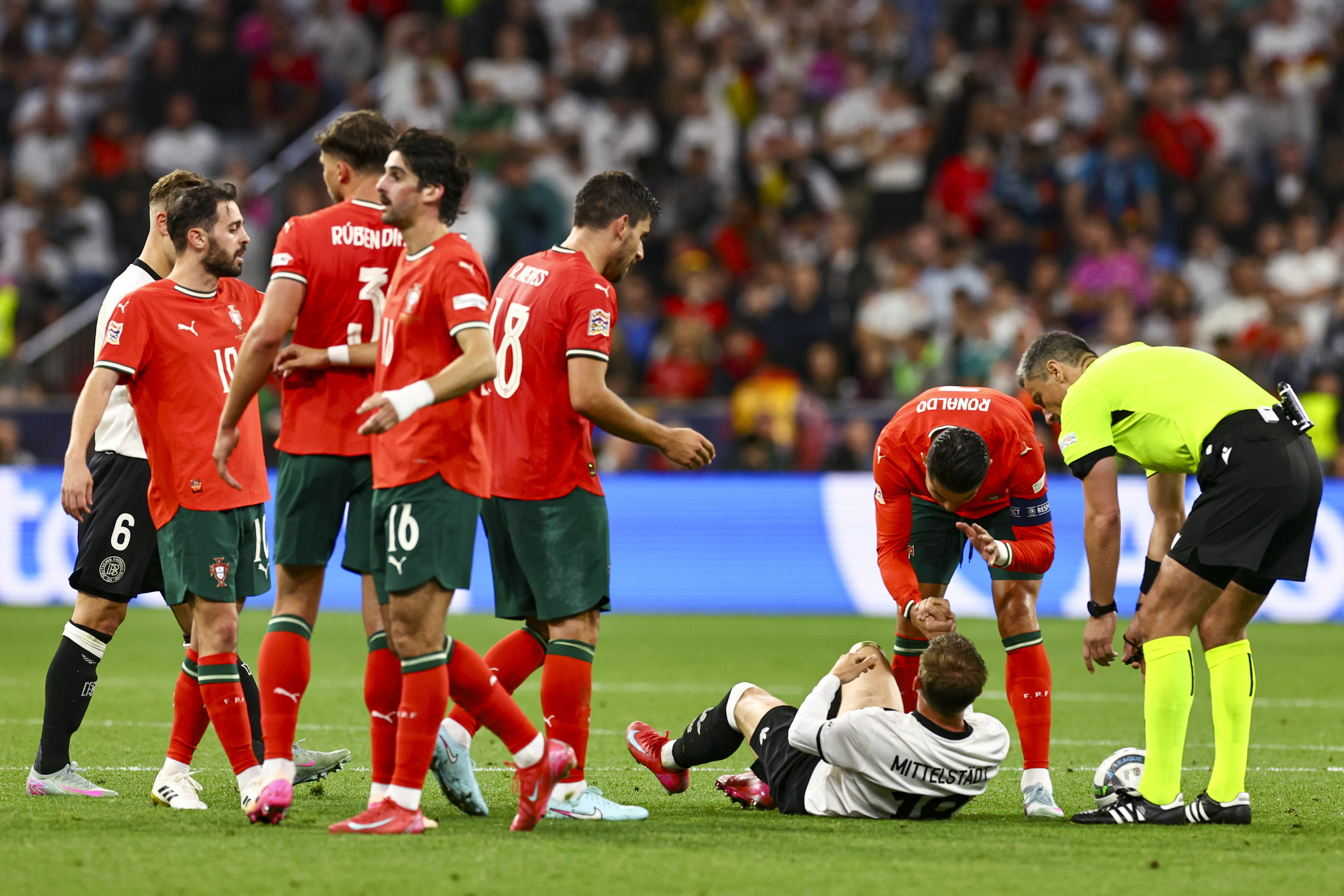 欧国联资格赛战况激烈，球迷眼球紧盯