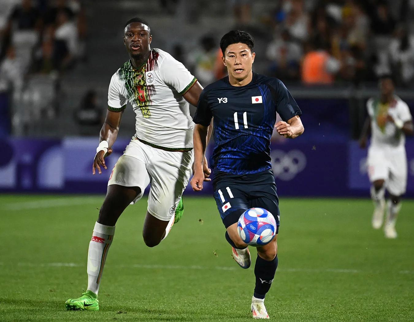 日本队在国际足球赛中夺得冠军 日本队在国际足球赛中夺得冠军