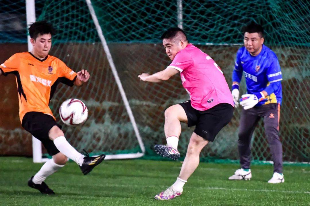 比赛进入白热化，双方展开激烈角逐！的简单介绍