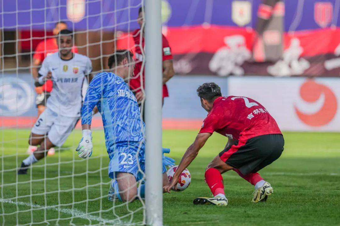 沙尔克踢法凌厉，率队助攻取胜的简单介绍