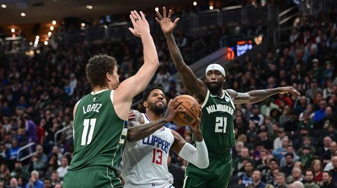 快船不敌雄鹿,莱昂纳德孤身难战 快船不敌雄鹿,莱昂纳德孤身难战