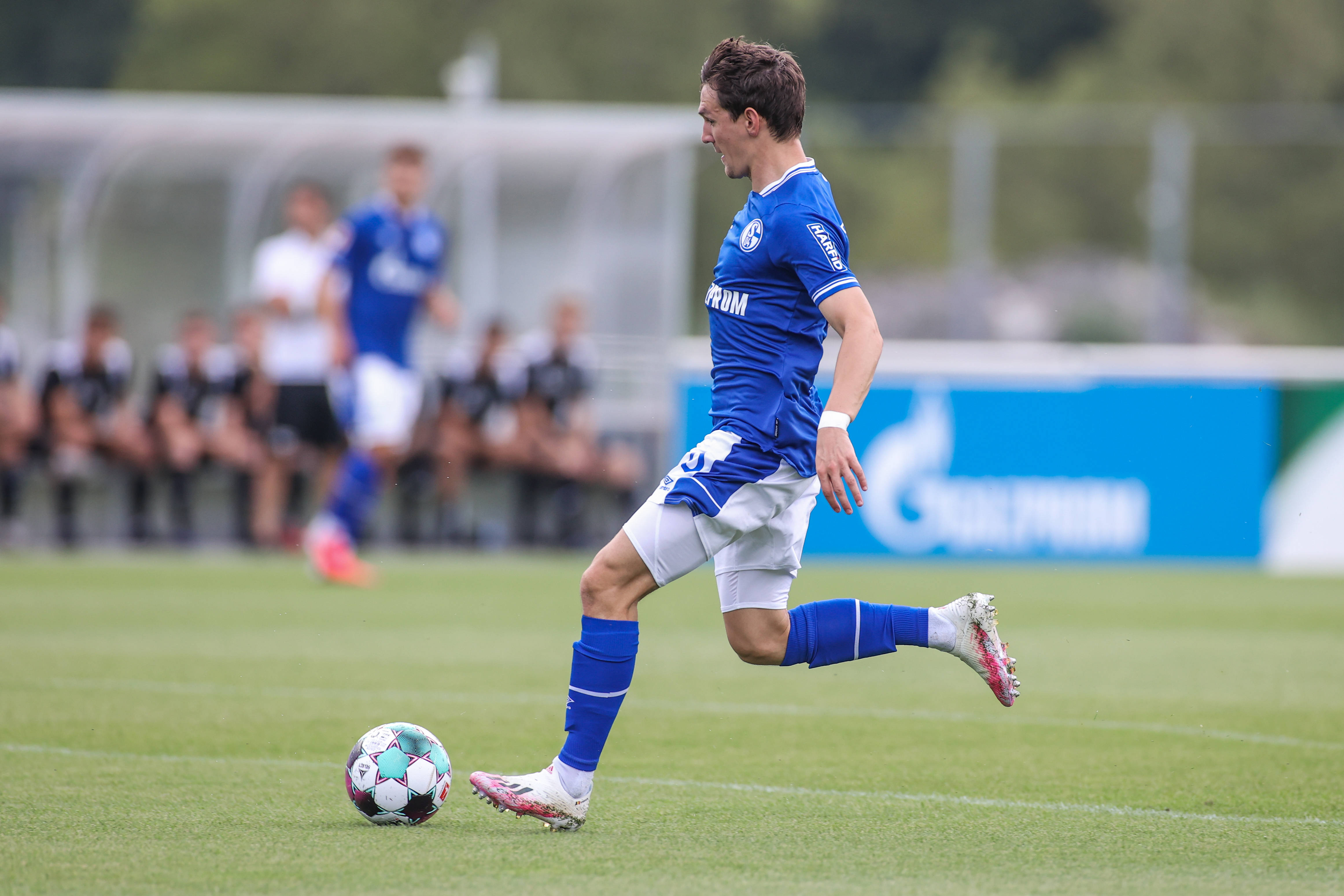 包含拜仁慕尼黑主场大胜沙尔克04,提前三轮锁定德甲冠军!的词条 包含拜仁慕尼黑主场大胜沙尔克04,提前三轮锁定德甲冠军!的词条