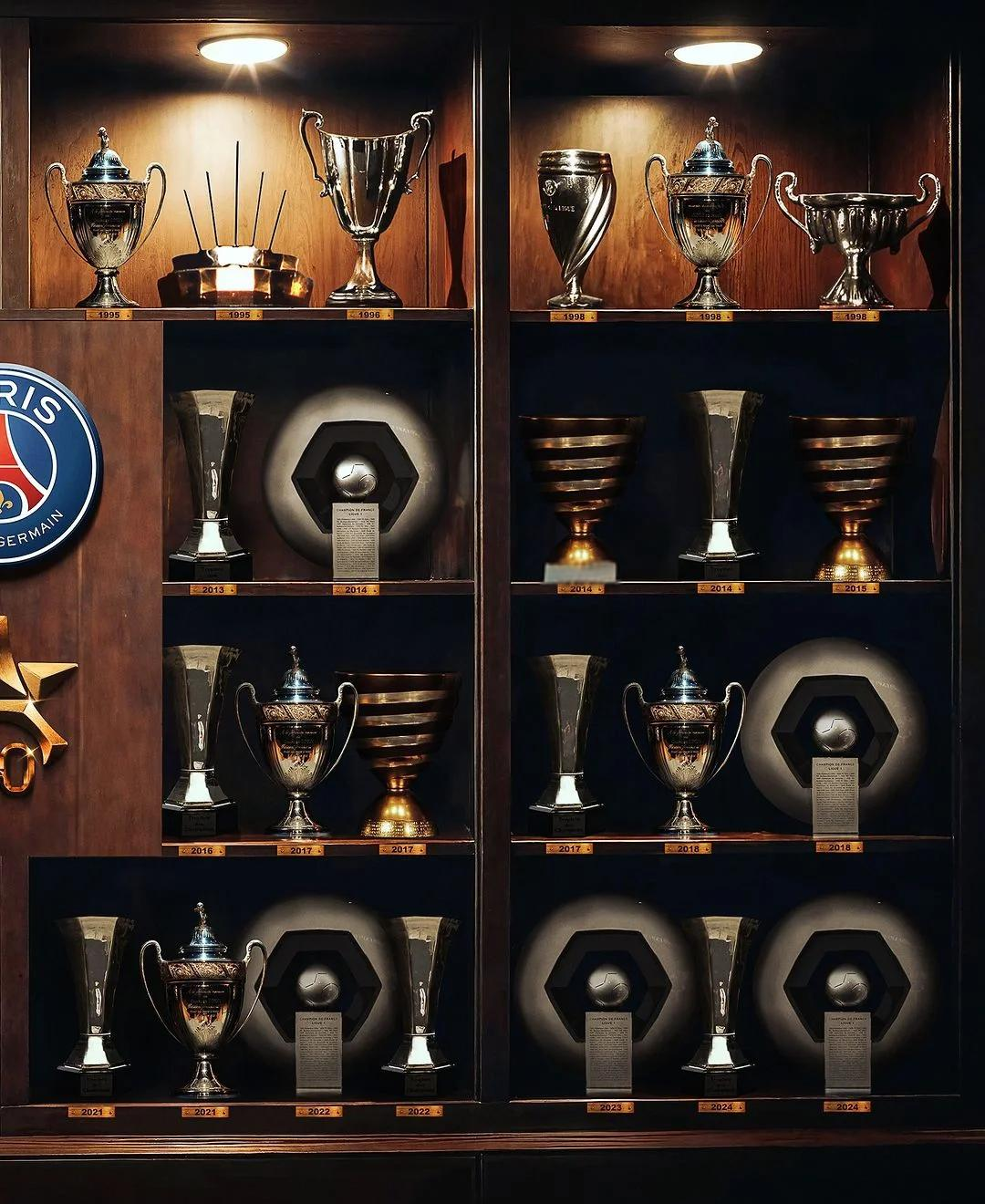 包含巴黎圣日耳曼击败里尔，提前两轮锁定法甲冠军的词条